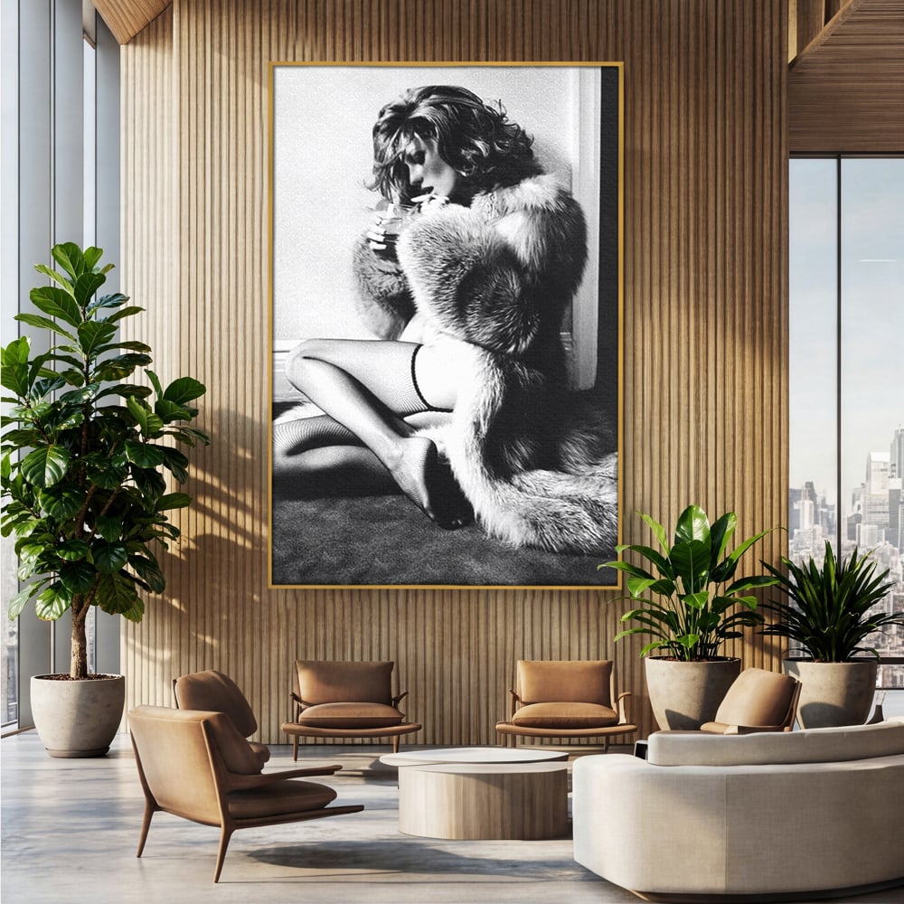 Tablou canvas cu tablou portret femeie retro cu blana, in rama de aluminiu auriu, pe perete intr-un birou